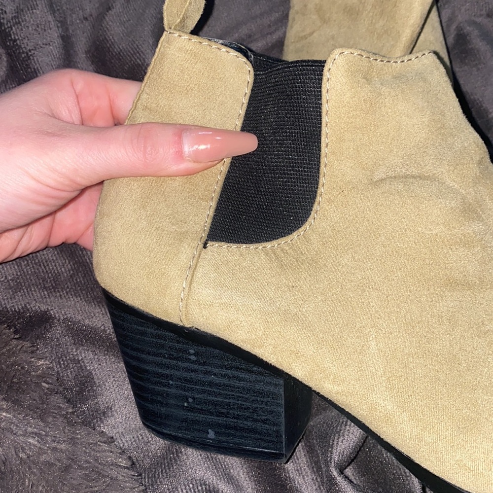 🛍️Cute heeled tan booties! - Picture 5 of 8